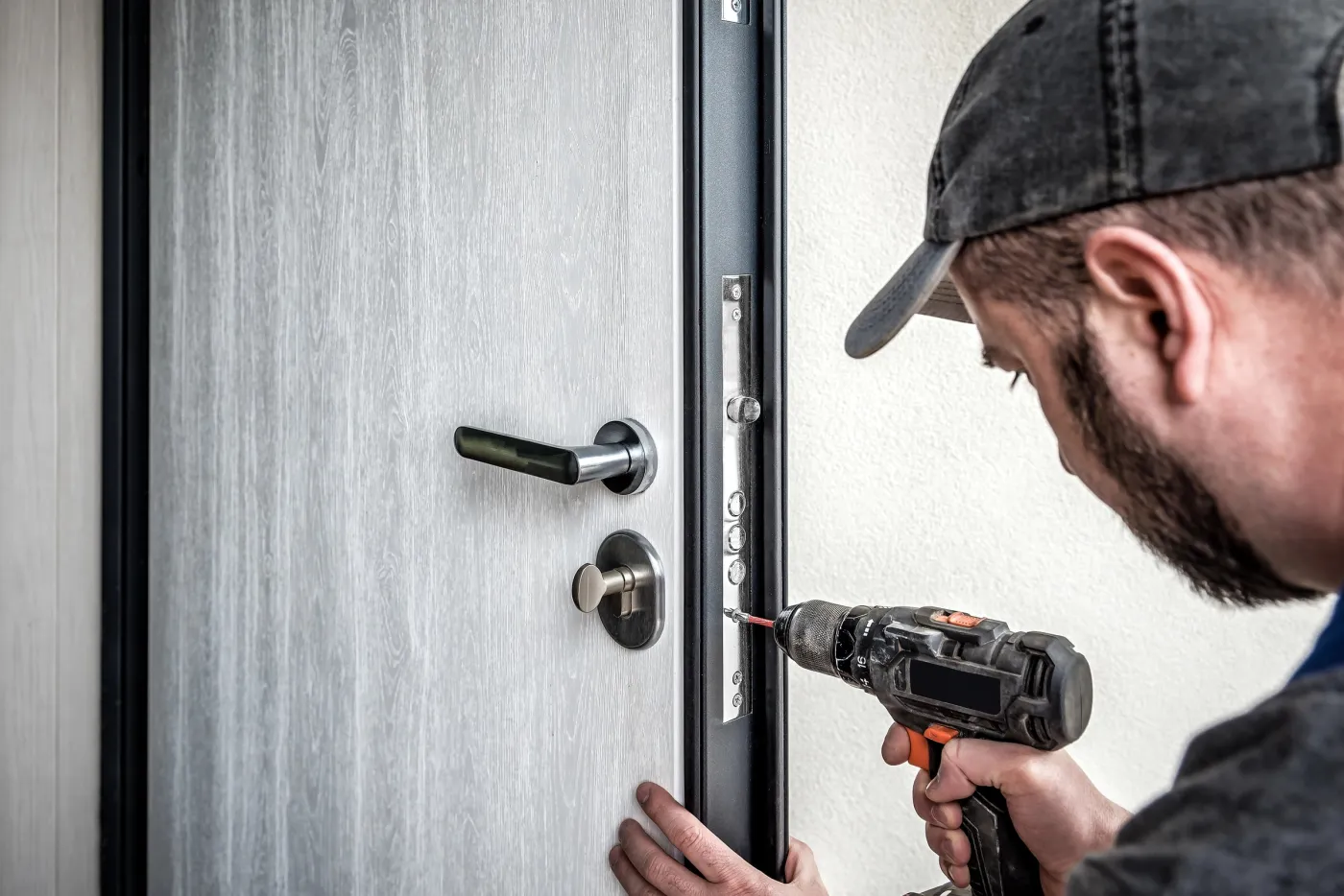 Serrurier perçant une serrure de porte blindée à Villepinte